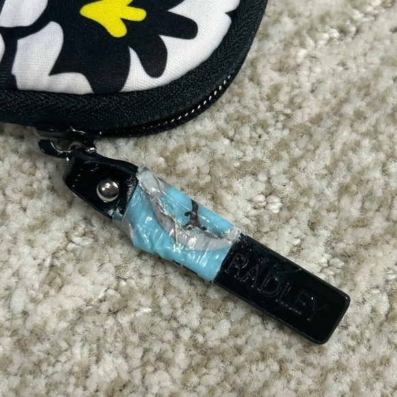 Vera Bradley Neoprene Tablet Sleeve Black White Yellow Floral Zip Close Wristlet - Picture 6 of 7